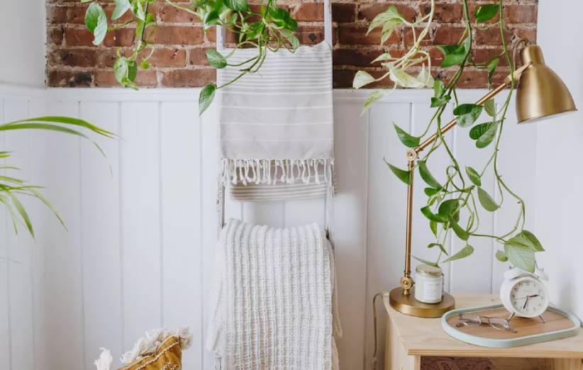 8 Creative Ideas for Organizing Blankets and Comforters