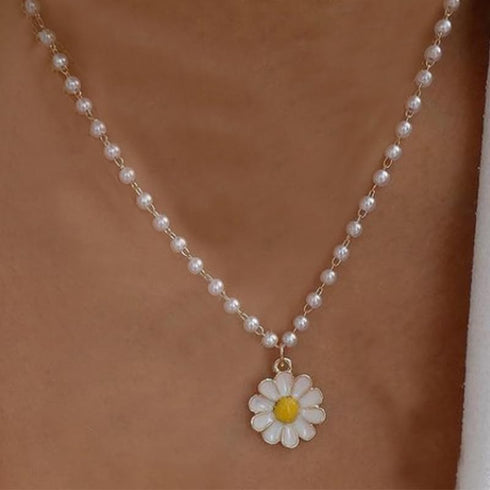 Daisy Flower Necklace White Pearl Necklaces for Women Girls Daisy Pendant Necklace Boho Sunflower Necklaces Pearl Chain Necklace for Women Flower ...