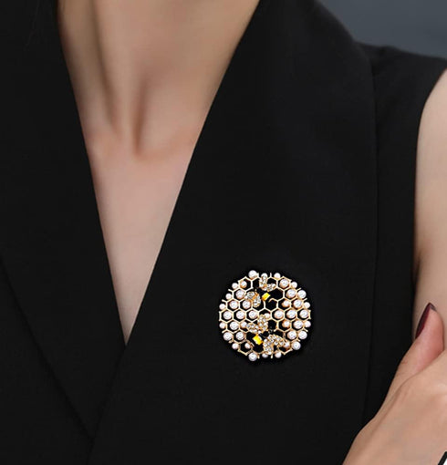 Honeycomb Pearl Rhinestone Brooch Pin for Women Girls Geometric Gold Plated Imitation Pearls Small Bee Animal Lapel Pins Cute Dress Accessories Bi...