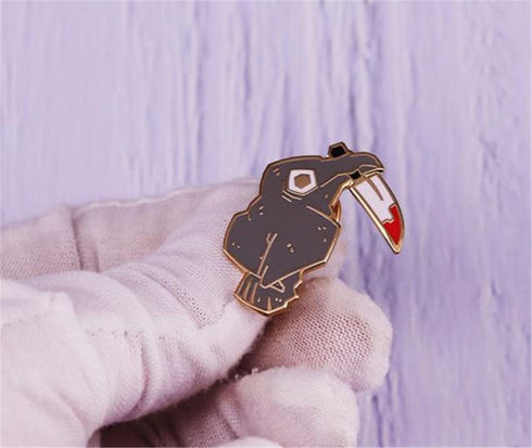 Crow and Knife Brooch Horror Animal Killer Badge Hard Enamel Pin Cartoon Animal Bird Metal Brooch Spooky Halloween Fashion Jewelry Accessories Gif...