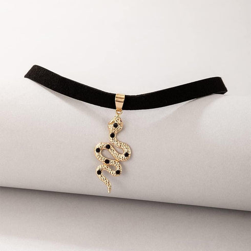 Punk Velvet Snake Choker Necklace Gold Snake Pendant Clavicle Necklace Gothic Velvet Collar Necklace Short Black Ribbon Necklace Jewelry for Women...