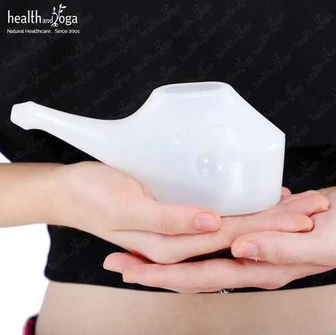 HealthAndYoga™ QwikFlo Light-Weight Neti Pot Sinus Rinse Kit- Compact Neti Pot for Kids and Adults - Travel Friendly Nose Wash Netty Pot - White (...