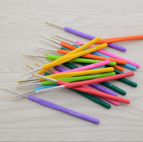 0.5 mm Crochet Hook Crochet Needle TPR Soft Handle Sweater Knitting Tools Suitble for Fine Work and Lace Knitting (0.5 mm)......