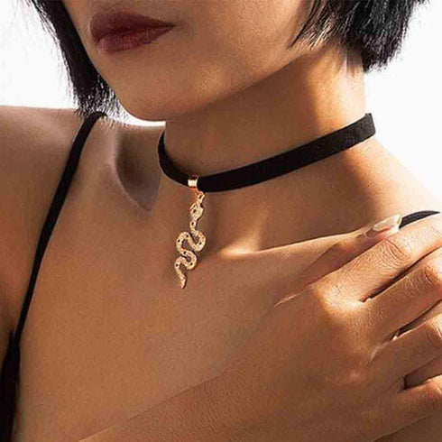 Punk Velvet Snake Choker Necklace Gold Snake Pendant Clavicle Necklace Gothic Velvet Collar Necklace Short Black Ribbon Necklace Jewelry for Women...