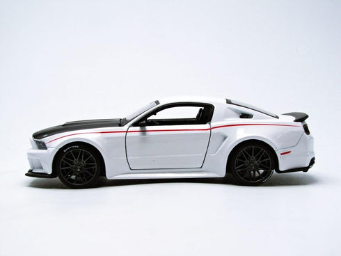 Maisto 2014 Ford Mustang Street Racer White 1/24 Model Car...