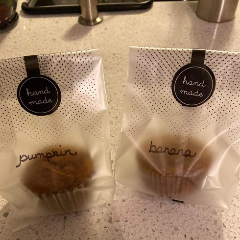 (200Pcs)100pcs Translucent Plastic Bags/Bakery Bags with 100pcs Hand made Stickers for Cookie Cake Chocolate Candy Snack Wrapping Good for Bakery ...