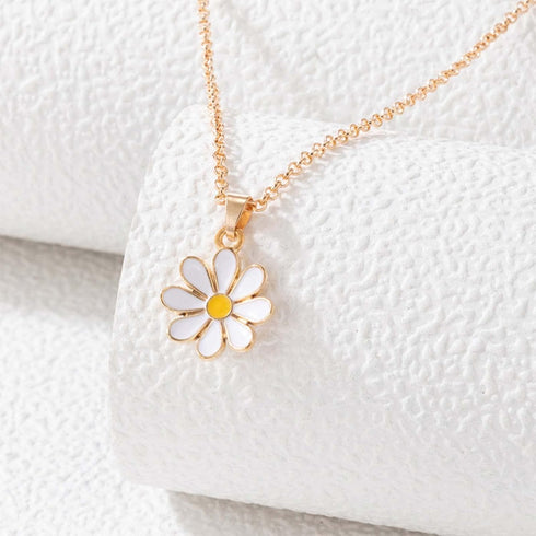 Bohemia Daisy Flower Necklace Choker Daisy Pendant Necklace Gold Flower Choker Necklace Minimalist Flower Charm Necklace Jewelry for Women and Gir...
