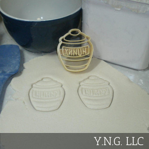HONEY HUNNY POT WINNIE THE POOH CARTOON MOVIE BOOK COOKIE CUTTER MADE IN USA PR797...