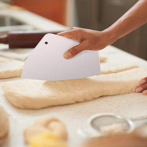 YARNOW Bench Scraper 2 PCS Plastic Dough Scrapers, Multipurpose Food Scrappers, Food- Grade Bench Scrapers for Dough Cake Bread Fondant Icing (Whi...