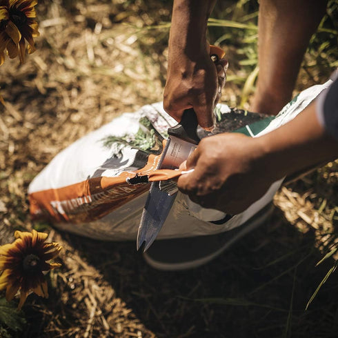 Fiskars Hori Hori Garden Knife with Sheath, Multi-Purpose Heavy Duty Gardening Hand Tool for Weeding, Planting, Digging with Hanging Hole...