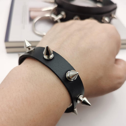 INENIMARTJ Gothic Spike Rivets Choker Necklace and Bracelet Set,Emo Choker Bracelet Set Punk Rock PU Leather Spike Collar Halloween Costume Cospla...