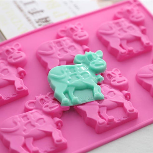 2 Pack Cow Chocolate Molds, Dairy Cattle Cake Pan Silicone Candy Fondant Biscuit Cookie Baking Mold Soap Lotion Bars Polymer Clay Mold (Random Col...