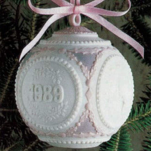Lladro No. 5616 Camanita Navidad 1989 (1989 Christmas Bell)...