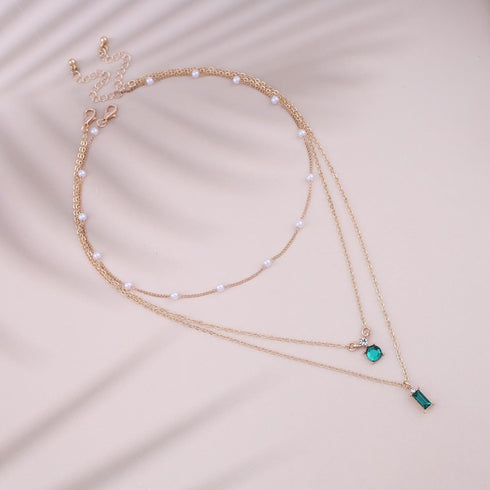 Boho Layered Emerald Pearl Choker Necklace Gold Emerald Pendant Necklace Tiny Pearl Station Necklace Green Gemstone Necklace Chain Jewelry for Wom...