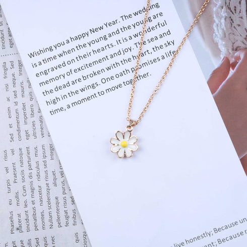 Bohemia Daisy Flower Necklace Choker Daisy Pendant Necklace Gold Flower Choker Necklace Minimalist Flower Charm Necklace Jewelry for Women and Gir...