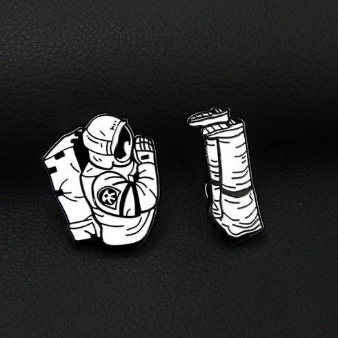 Anime Chainsaw Pochita Brooch Pins - Makima Pochita Cosplay Enamel Pins - Metal Badge Jewelry Accessory for Backpack Clothes Caps...