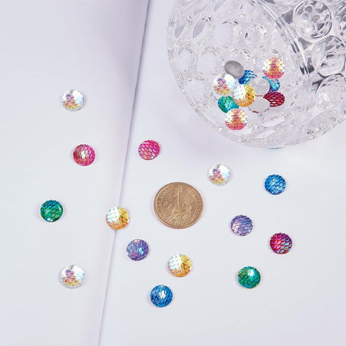 SUNNYCLUE 160pcs 8 Color(20pcs/Color) 12mm Flat Back Mermaid Fish Scale Resin Cabochons Round Iridescent Cameo Sparkly Glitter Cabs for DIY Earrin...