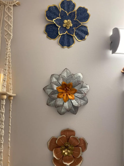 EASICUTI Blue Metal Flower Wall Decor Boho Metal Wall Art Decorations Hanging for Indoor Outdoor Home Bathroom Patio Fence Garden Bedroom Living R...