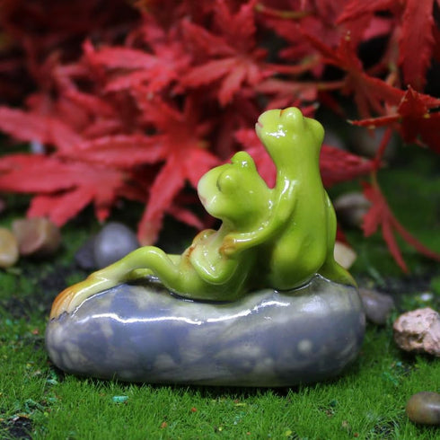 4Pcs Frog and Mushroom Statue Garden Decoration Resin Mini Landscape Decoration for Indoor and Outdoor Decoration Couple Frog Statue...