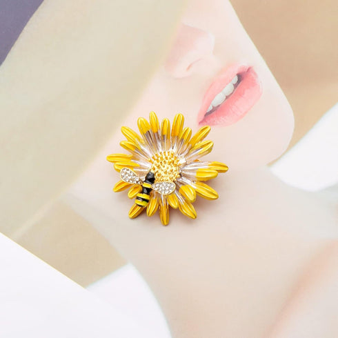Flowers Bee Daisy Brooch Pin, Yellow Sun Flower Brooch.Charm Daisy Collar Pin Coat Collar Brooch for Women Corsage Safety Pin...