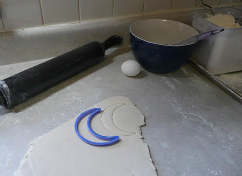 MOON ASTRONOMY SPECIAL OCCASION COOKIE CUTTER MADE IN USA PR250 (SMALL SIZE: 3" X 4 1/4" X 1/2")...