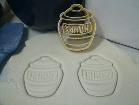HONEY HUNNY POT WINNIE THE POOH CARTOON MOVIE BOOK COOKIE CUTTER MADE IN USA PR797...