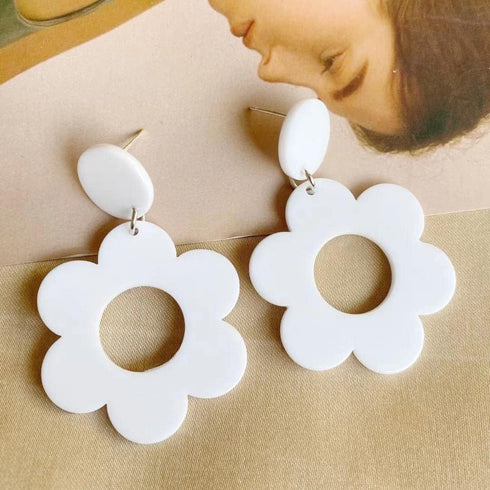 Cute Hollow Flower Dangle Earrings Vintage Resin Flower Daisy Earrings 60S 70S Party Jewelry Mother's Day/Valentien's Day Gift for Women...
