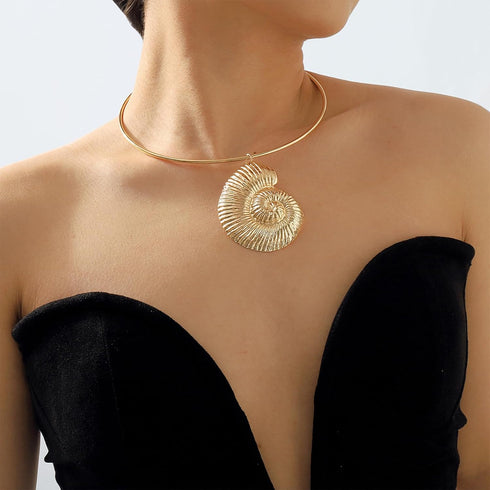 YANCHUN Conch Shell Necklace for Women Gold Shell Necklace Dainty Seashell Necklace Trendy Shell Choker Necklace Summer Beach Jewelry Halloween Co...