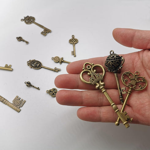 CHuangQi Vintage Skeleton Keys Set, Filigree Steampunk Keys, Antique Bronze Keys Charms Pendants, Different Style...