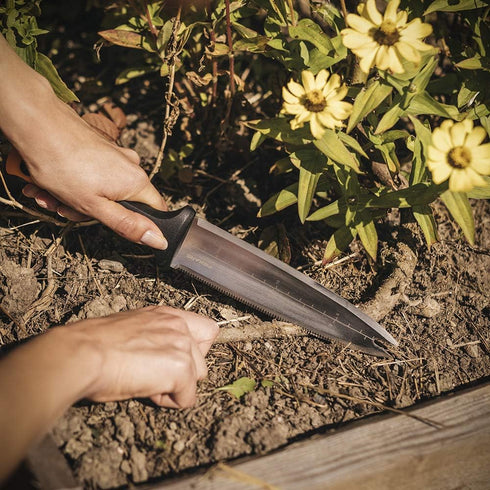 Fiskars Hori Hori Garden Knife with Sheath, Multi-Purpose Heavy Duty Gardening Hand Tool for Weeding, Planting, Digging with Hanging Hole...
