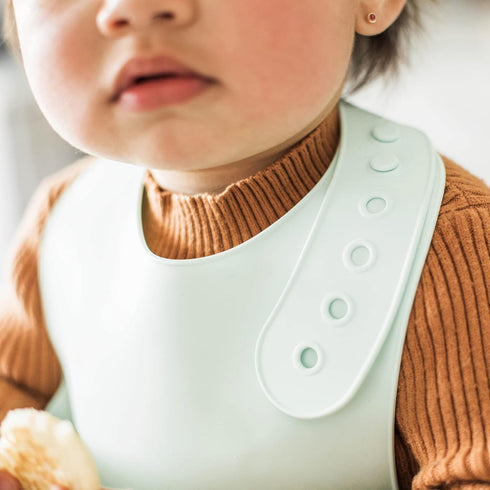 green sprouts Unisex Baby Scoop Silicone Bib, Light Spice...