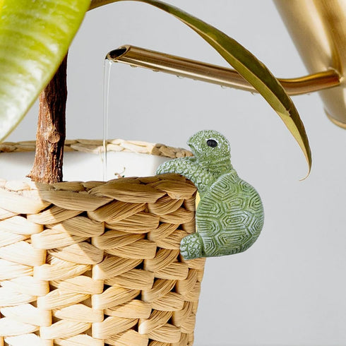 Tortoise Figure Plant Pot Hanger, Resin Hanging Turtle Statue Plant Pot Hugger Cute Climbing Tortoise Flower Pot Hanger Figurines Planter Pot Gift...