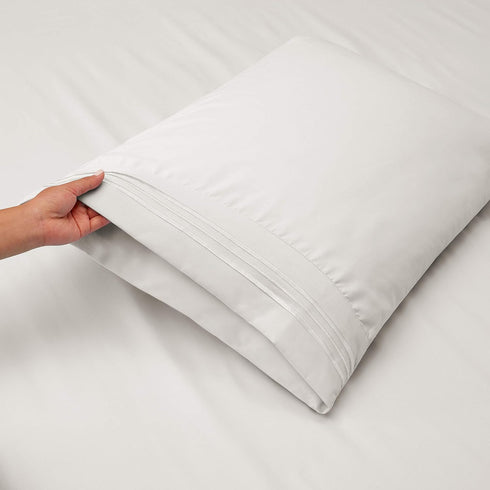Clara Clark Pillow Cases Queen - Ultra Soft Pillow Cover, Lightweight Microfiber Pillow Cases Set of 4 - Envelope Closure Pillowcases, White....