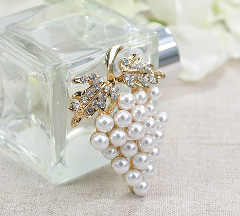Gyn&Joy Womens Gold T one Faux Pearl White Grapes&Crystal Rhinestones Leaf Fruit Brooch Pin BZ060...