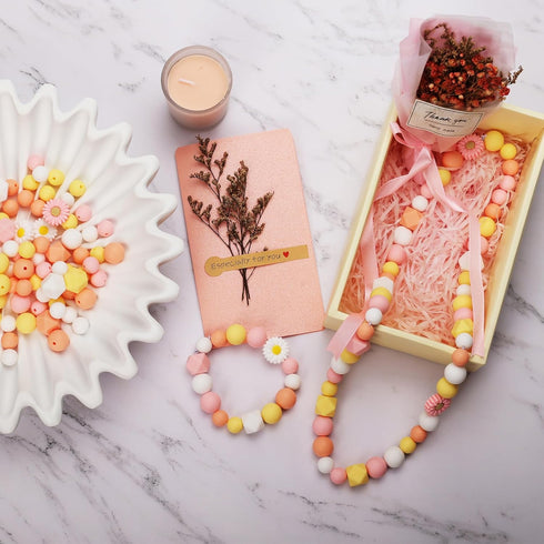 100Pcs Daisy Silicone Beads with Elastic Rope Pink White Flowers Shape Silicone Loose Bead 4 Colors Round Hexagon Spacer Beads for DIY Crafts Jewe...