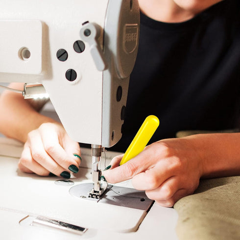 WILLBOND LED Needle Threader Sewing Tools Lighted Plastic Wire Loop DIY Needle Threader Illuminated Hand Machine Sewing Tool for Stitch Crafting Y...