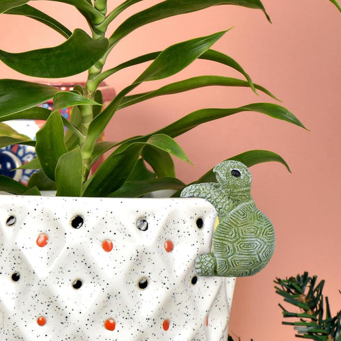 Tortoise Figure Plant Pot Hanger, Resin Hanging Turtle Statue Plant Pot Hugger Cute Climbing Tortoise Flower Pot Hanger Figurines Planter Pot Gift...
