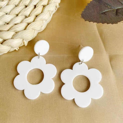 Cute Hollow Flower Dangle Earrings Vintage Resin Flower Daisy Earrings 60S 70S Party Jewelry Mother's Day/Valentien's Day Gift for Women...