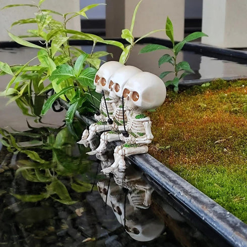 Halloween Fishing Skeleton Garden Accessory, Mini Skeleton Figurines Statue Decor for Fishing Enthusiast Gift Pond Fountain Waterfalls Poolside Go...