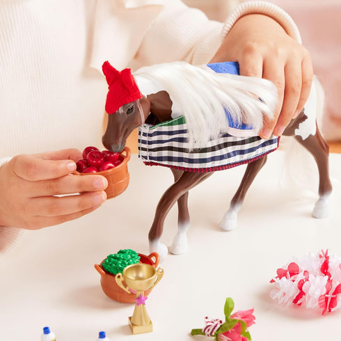 Lori – Toy Horse Set for Mini Dolls – Horse Accessories – Play Food, Saddle, Trophy & More Grooming Toys – Playset for Kids – 3 Years + – Saddle U...