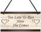 woodsign Too Late to Run Here She Comes Wood Signs Plaque for Wedding Decoration Shabby Chic Bride Groom Reception Gift Mr and Mrs Couple Gifts 12...