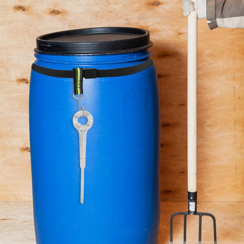 Bung Wrench Holder, Adjustable Wrench Fixing Strap Polyester Barrel Wrench Holder with Hook Waterproof Drum Wrench Holder Suitable for 30-55 Gallo...