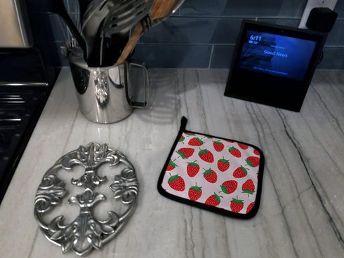 Caroline's Treasures BB5146PTHD Strawberries on Pink Pair of Pot Holders Kitchen Heat Resistant Pot Holders Sets Oven Hot Pads for Cooking Baking ...