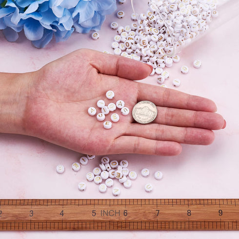 FASHEWELRY 500Pcs Vowel Acrylic Letter Beads A/E/I/O/U Initial Beads White Gold Flat Round Alphabet Letter Beads for DIY Name Bracelet Jewelry Mak...
