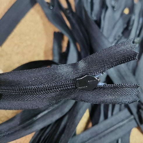 Leekayer 16 Inch Invisible Zippers - 25 PCS Bulk Nylon Coil Hidden for Sewing Dress Crafts Purse Bag Coat DIY 40cm Handmade Replacement for Repair...