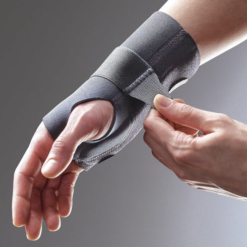 FUTURO Compression Stabilizing Wrist Brace, Right Hand, Small/Medium Size, Provides Support to Injured Wrists, Easy-to-Use Design, Three Straps Pr...