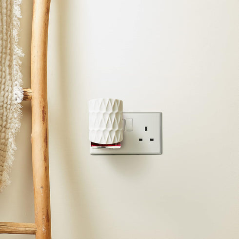 Yankee Candle ScentPlug Starter Kit | Clean Cotton Plug in Air Freshener | Up to 30 Days of Fragrance | White Organic Pattern | UK 3 pin Plug...