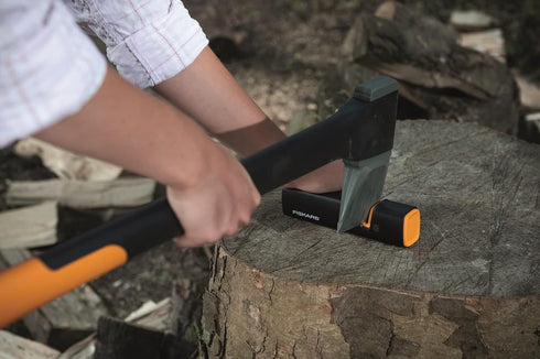 Fiskars XSharp Axe and Knife Sharpener, Ceramic sharpening stone/Fiberglass reinforced plastic case, Black/Orange, 1000601...