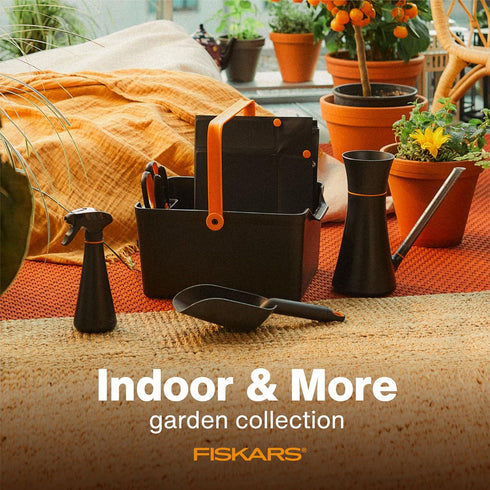 Fiskars Planting Soil Scoop and Brush Set Garden Tool for Indoor Gardening, Mess Control for Transplanting and Repotting, Made with Recycled Plast...