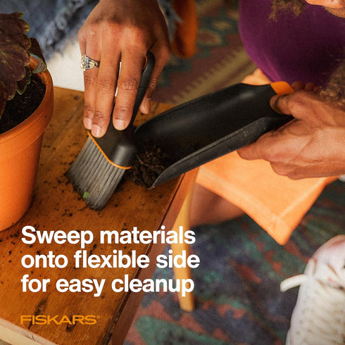 Fiskars Planting Soil Scoop and Brush Set Garden Tool for Indoor Gardening, Mess Control for Transplanting and Repotting, Made with Recycled Plast...